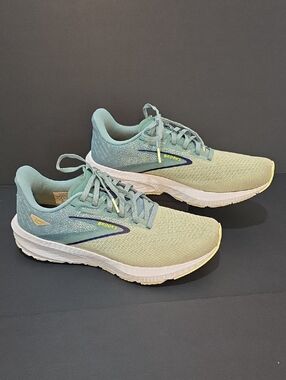 Brooks Launch 10 Womens Shoes - Mint Green with Yellow Accents Size 8.5